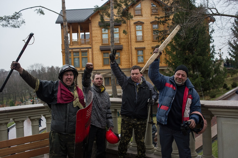 Illustration for article titled Tour the Opulent, Evacuated McMansions of Ukraine's Fallen Leaders